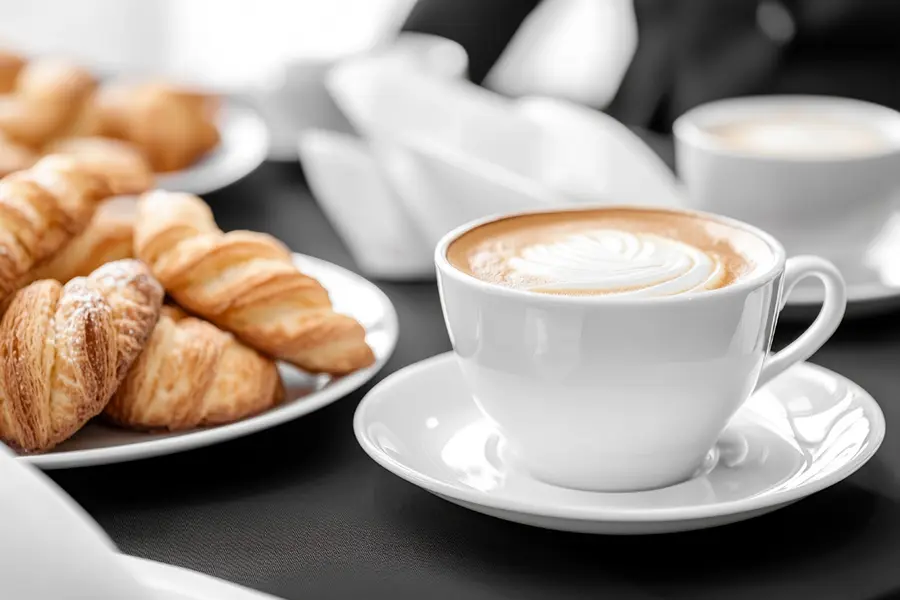 Kaffee und Gebäck bei Konferenz